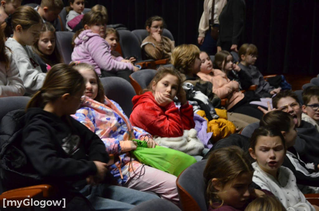 Uczniowie szkoły w Jaczowie na scenie