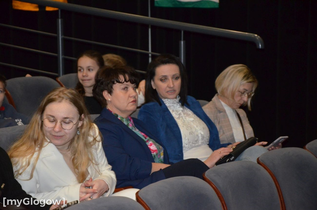 Uczniowie szkoły w Jaczowie na scenie