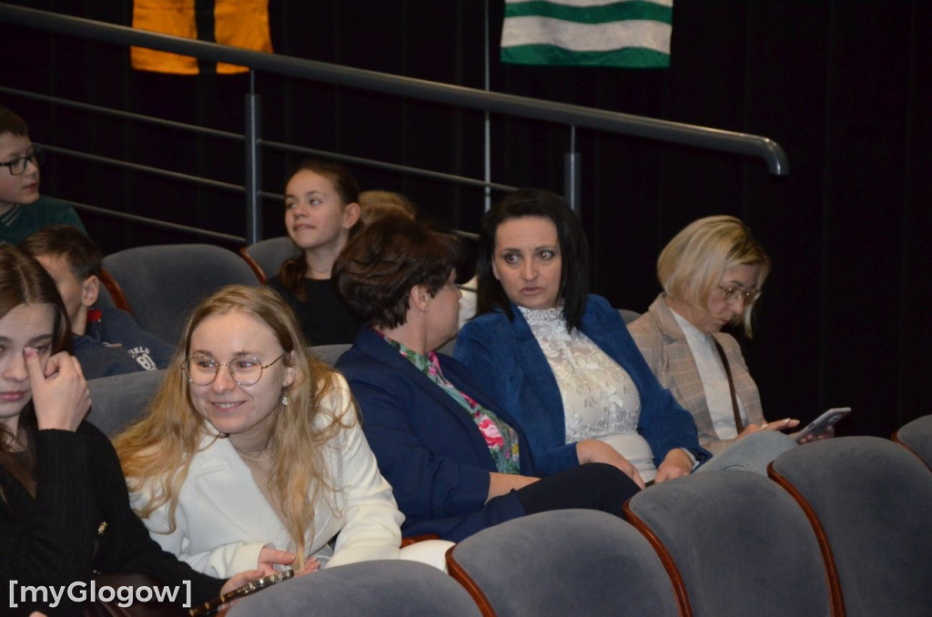 Uczniowie szkoły w Jaczowie na scenie