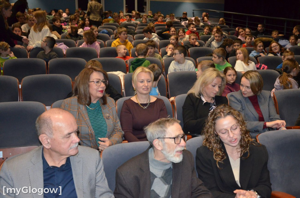 Uczniowie szkoły w Jaczowie na scenie