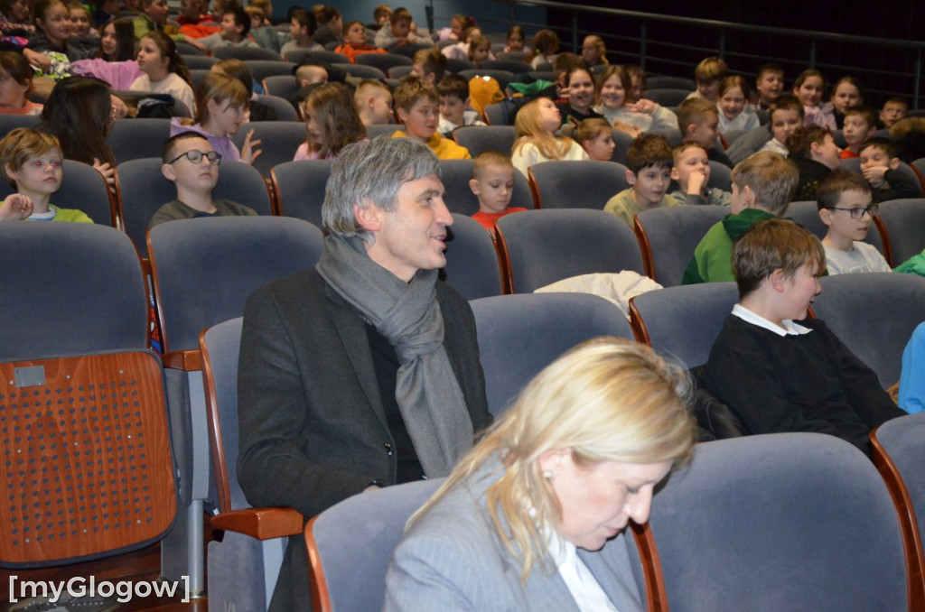 Uczniowie szkoły w Jaczowie na scenie