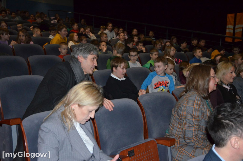 Uczniowie szkoły w Jaczowie na scenie