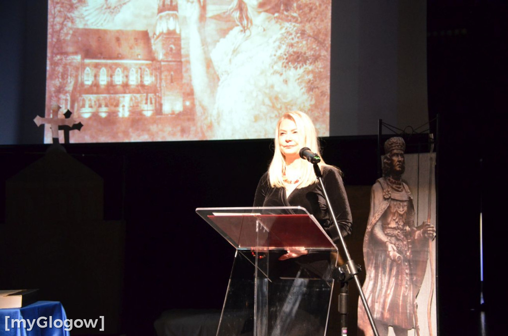 Uczniowie szkoły w Jaczowie na scenie