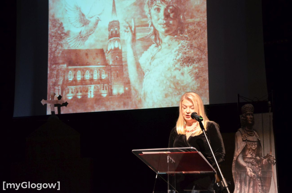 Uczniowie szkoły w Jaczowie na scenie