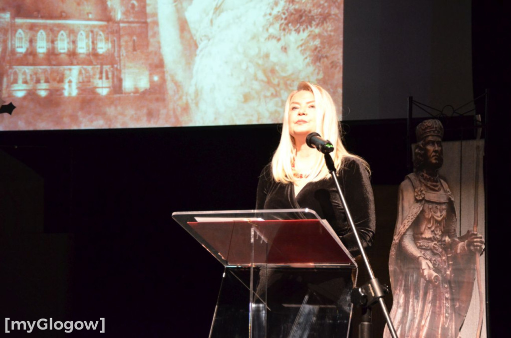 Uczniowie szkoły w Jaczowie na scenie