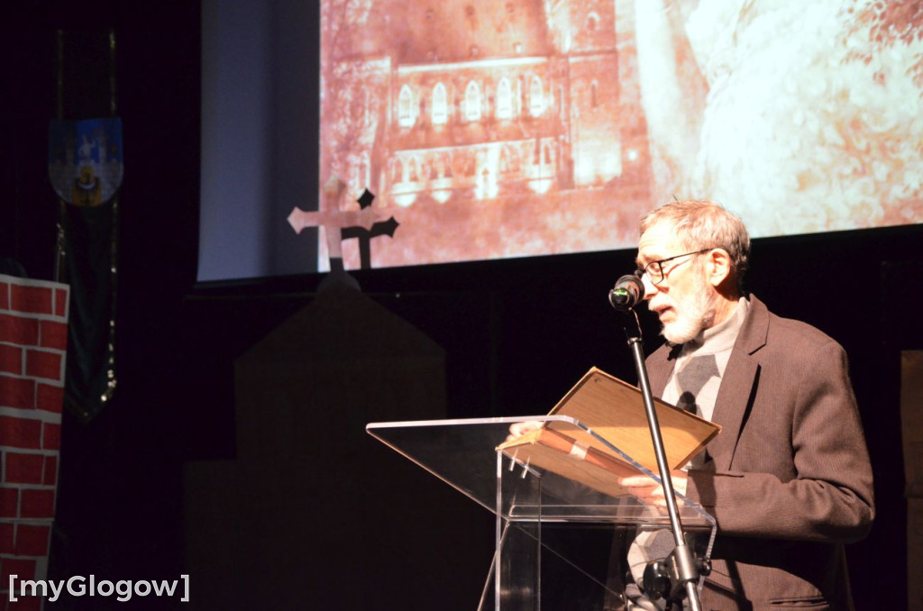 Uczniowie szkoły w Jaczowie na scenie