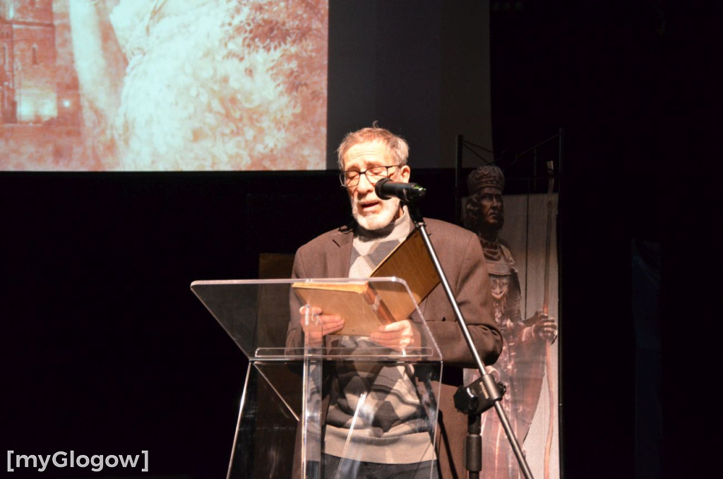 Uczniowie szkoły w Jaczowie na scenie