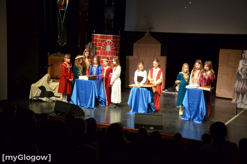 Uczniowie szkoły w Jaczowie na scenie