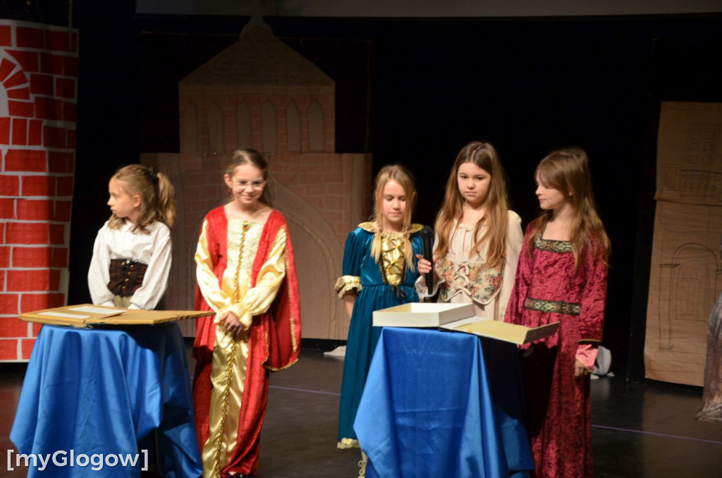 Uczniowie szkoły w Jaczowie na scenie