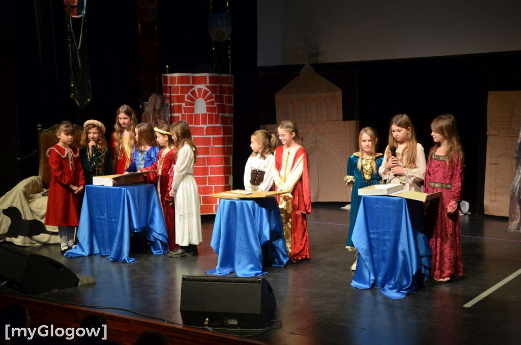 Uczniowie szkoły w Jaczowie na scenie