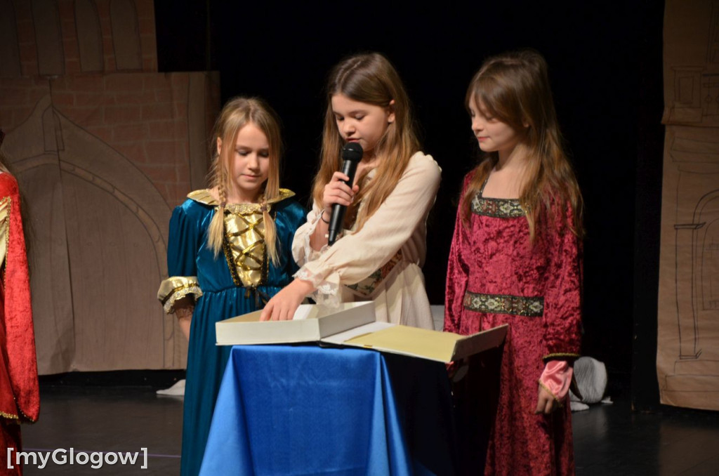 Uczniowie szkoły w Jaczowie na scenie