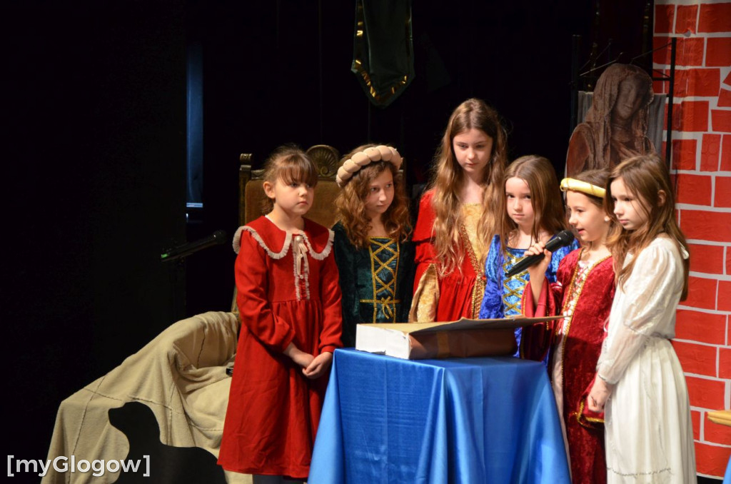 Uczniowie szkoły w Jaczowie na scenie