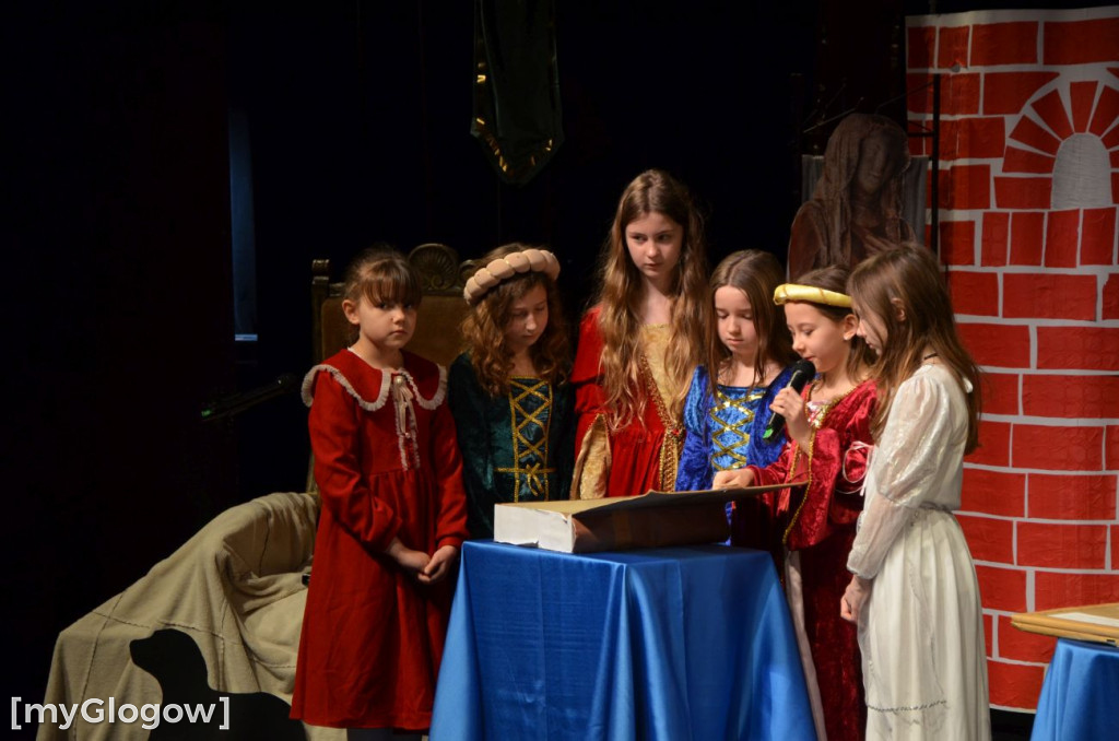Uczniowie szkoły w Jaczowie na scenie