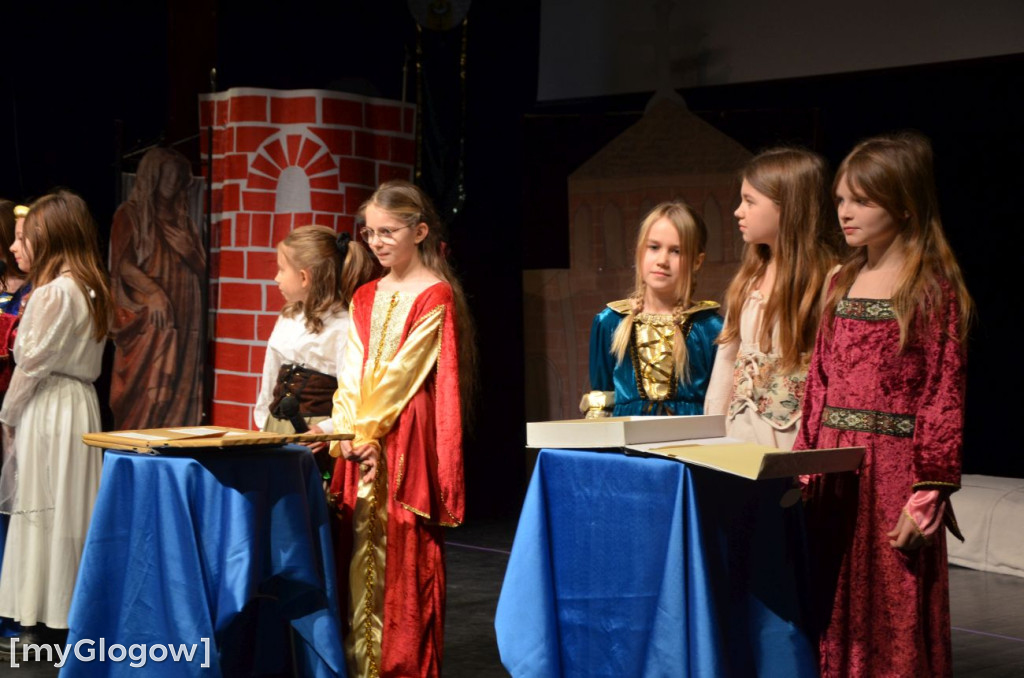 Uczniowie szkoły w Jaczowie na scenie