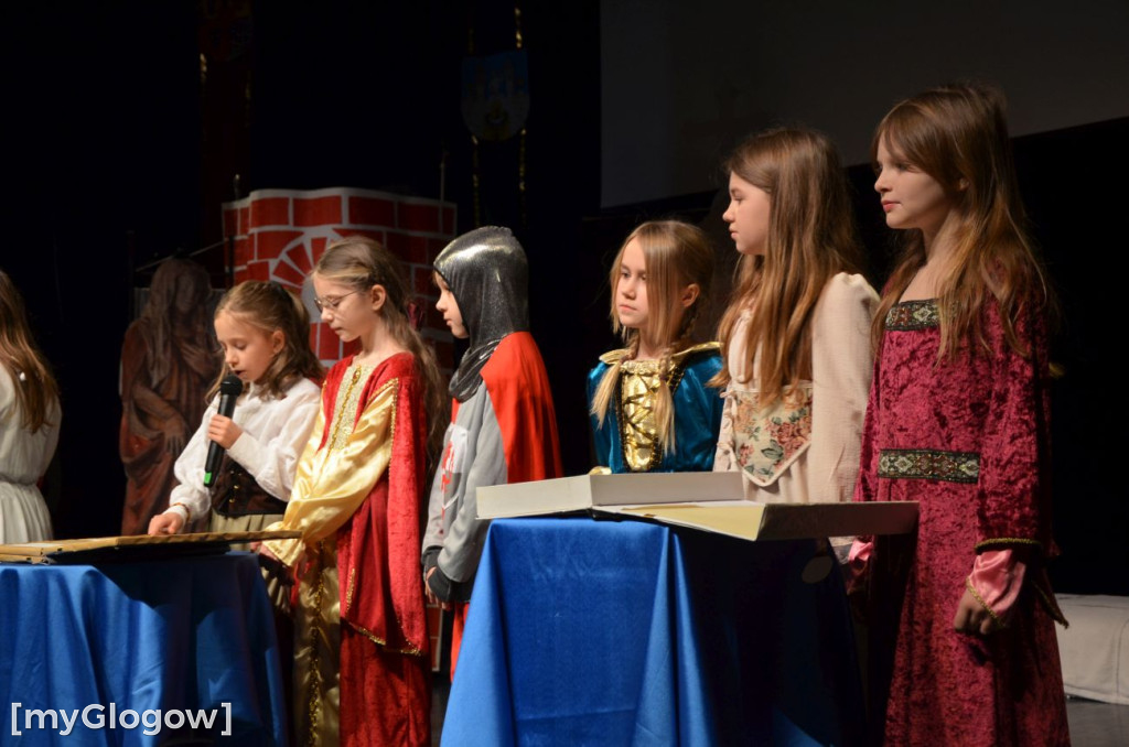 Uczniowie szkoły w Jaczowie na scenie