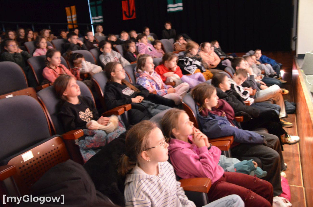 Uczniowie szkoły w Jaczowie na scenie