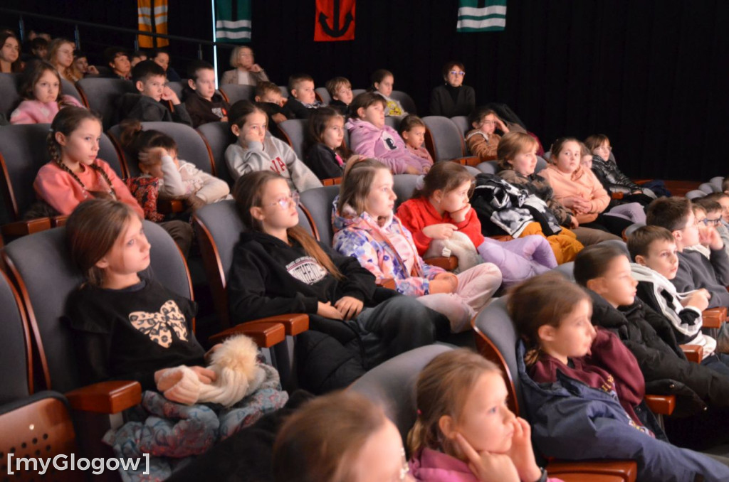 Uczniowie szkoły w Jaczowie na scenie