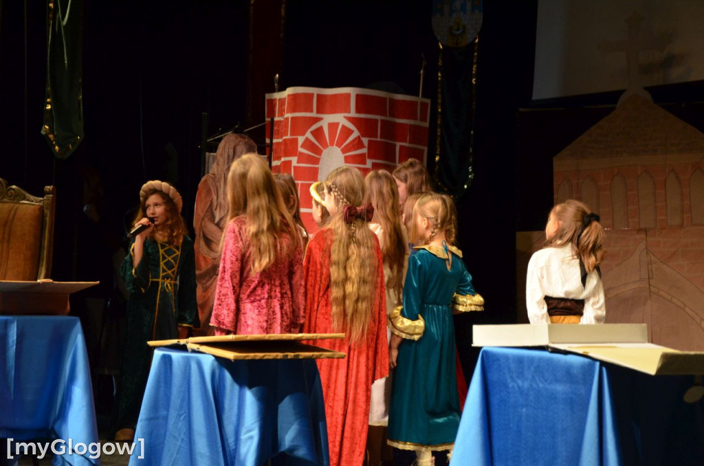 Uczniowie szkoły w Jaczowie na scenie