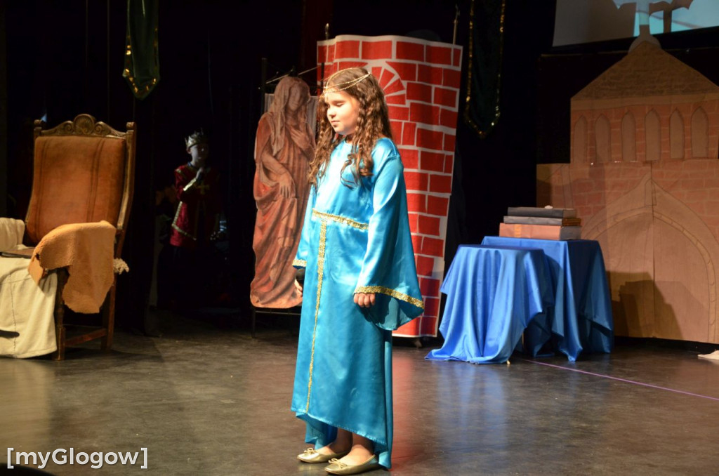 Uczniowie szkoły w Jaczowie na scenie