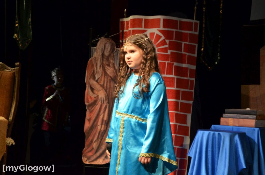 Uczniowie szkoły w Jaczowie na scenie