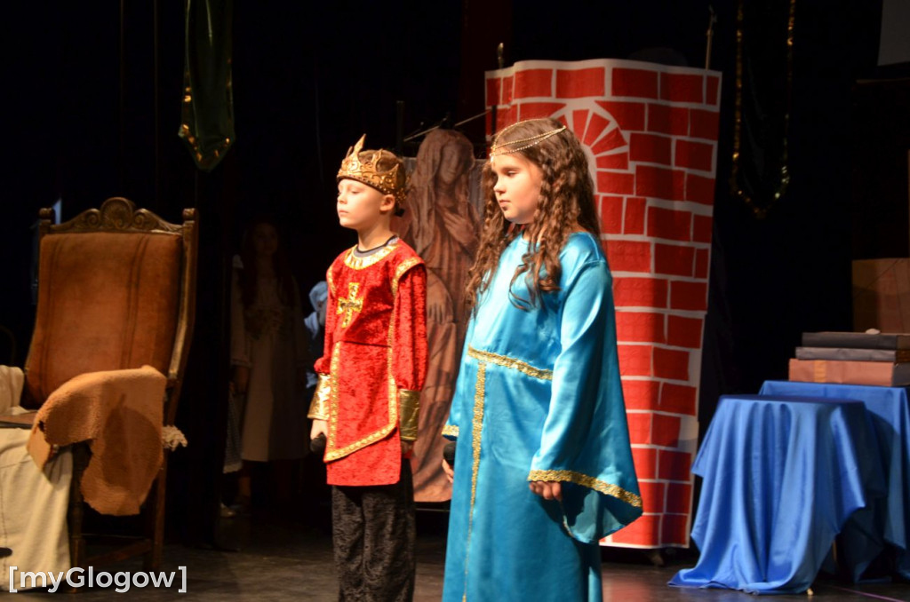 Uczniowie szkoły w Jaczowie na scenie