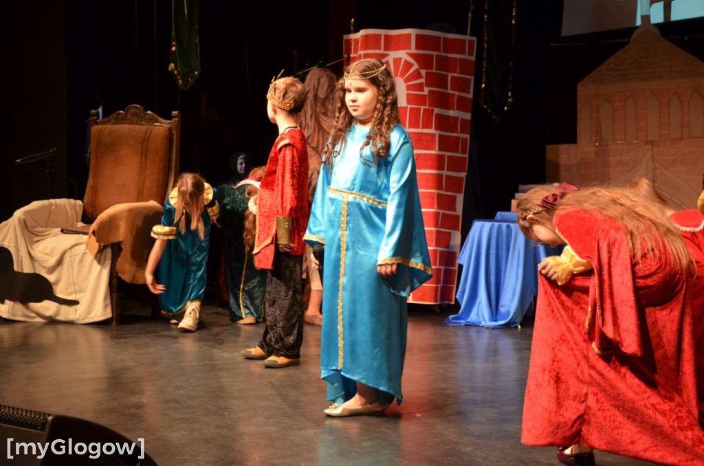 Uczniowie szkoły w Jaczowie na scenie