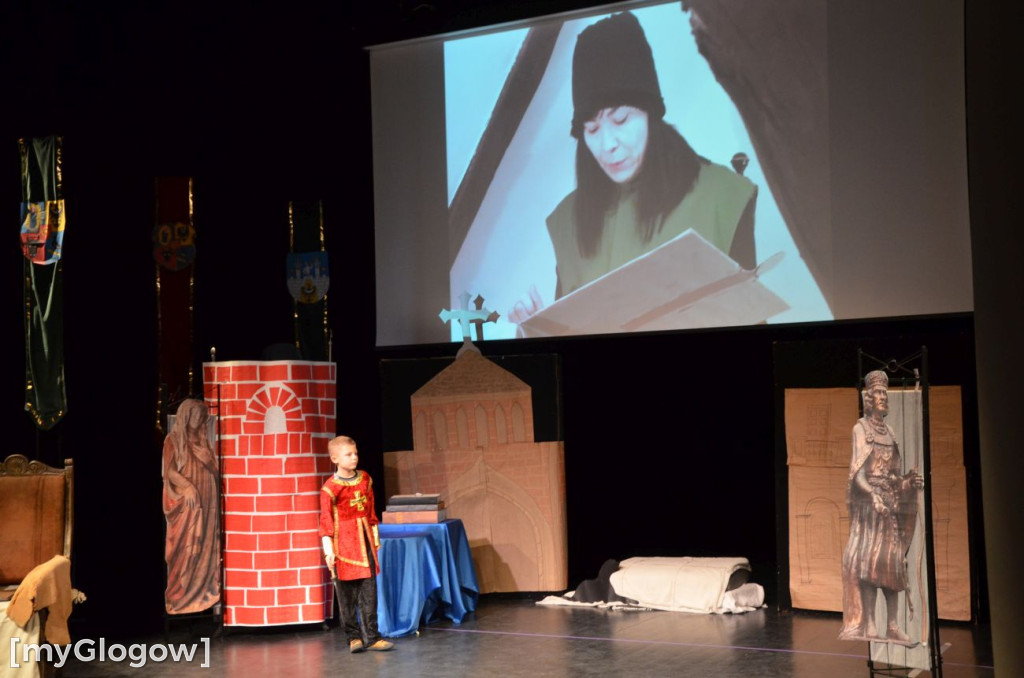 Uczniowie szkoły w Jaczowie na scenie