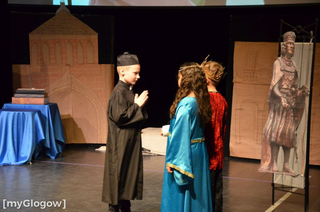 Uczniowie szkoły w Jaczowie na scenie