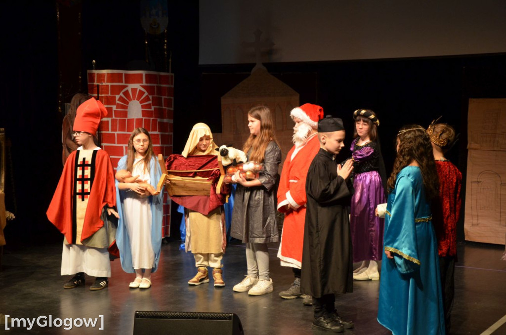 Uczniowie szkoły w Jaczowie na scenie