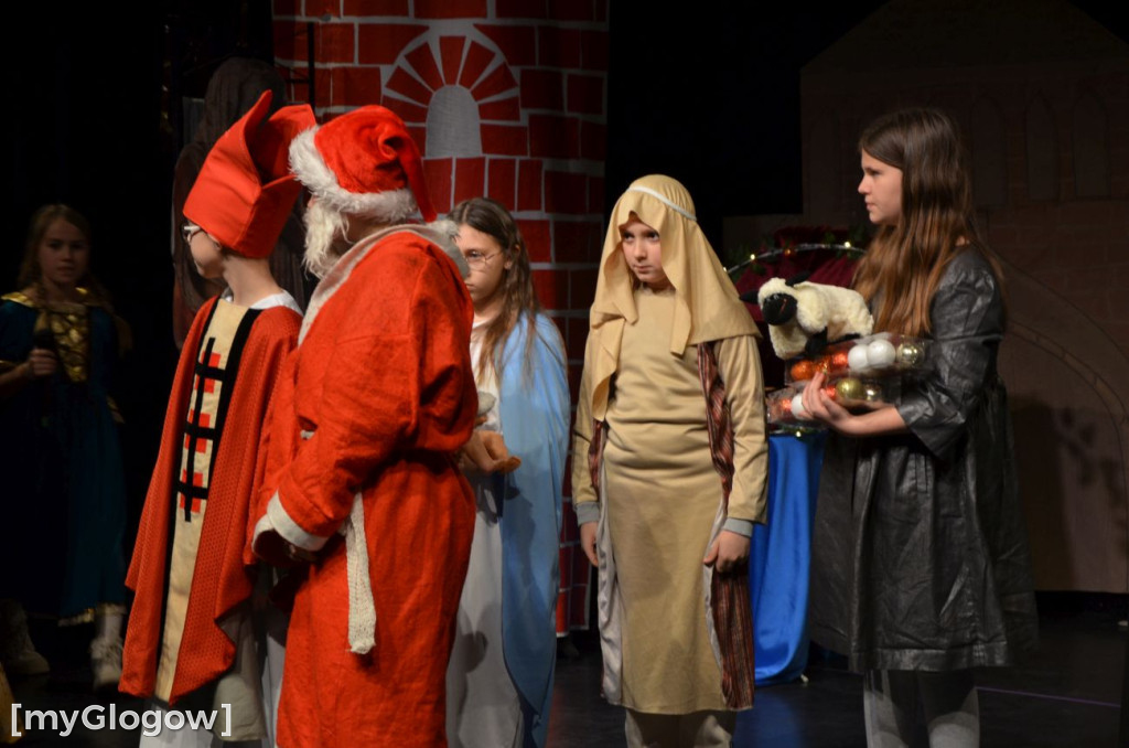 Uczniowie szkoły w Jaczowie na scenie