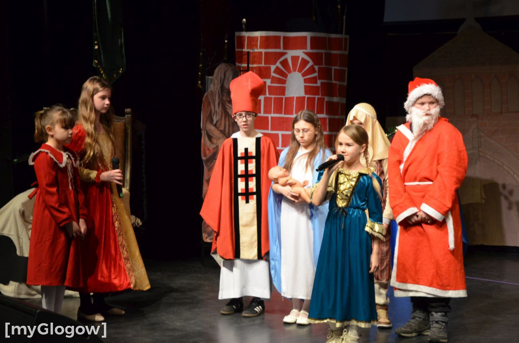 Uczniowie szkoły w Jaczowie na scenie