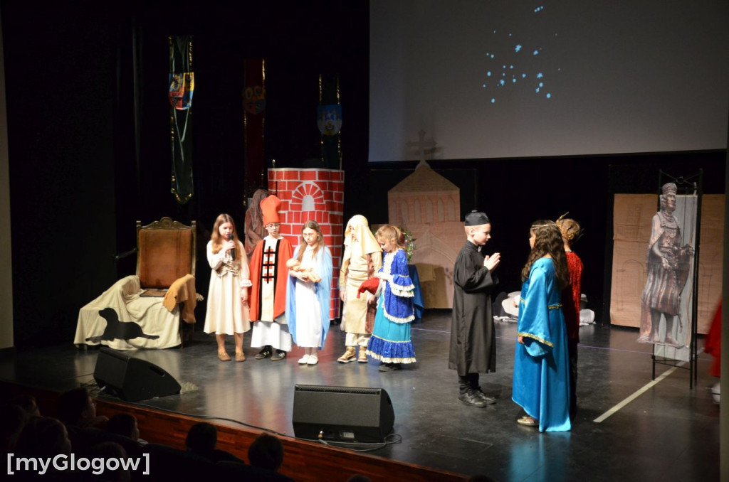 Uczniowie szkoły w Jaczowie na scenie