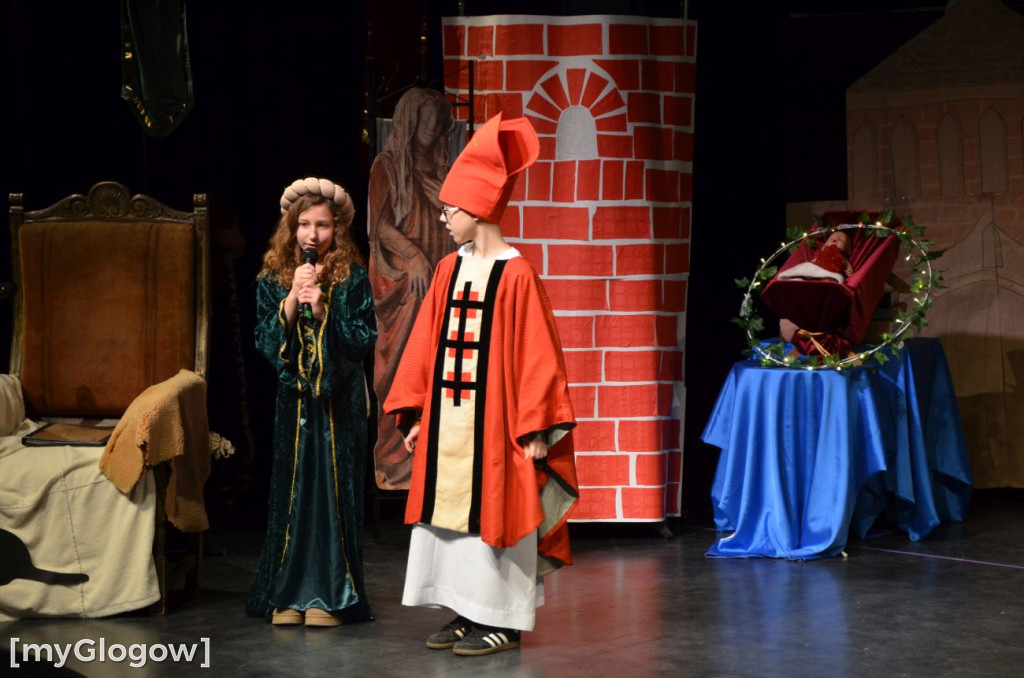 Uczniowie szkoły w Jaczowie na scenie