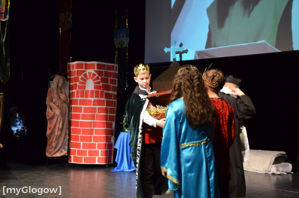 Uczniowie szkoły w Jaczowie na scenie