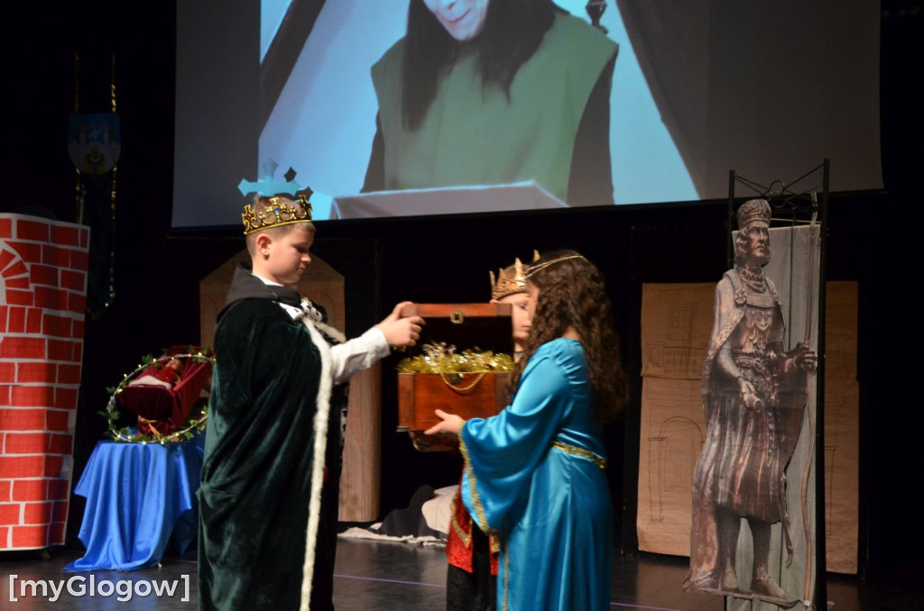 Uczniowie szkoły w Jaczowie na scenie