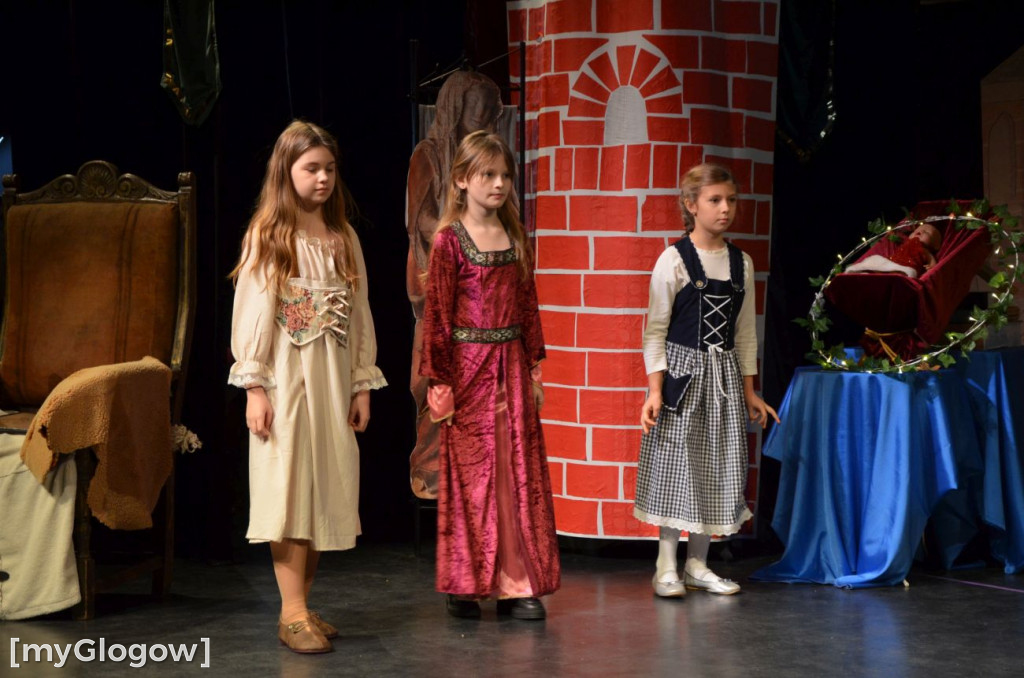 Uczniowie szkoły w Jaczowie na scenie