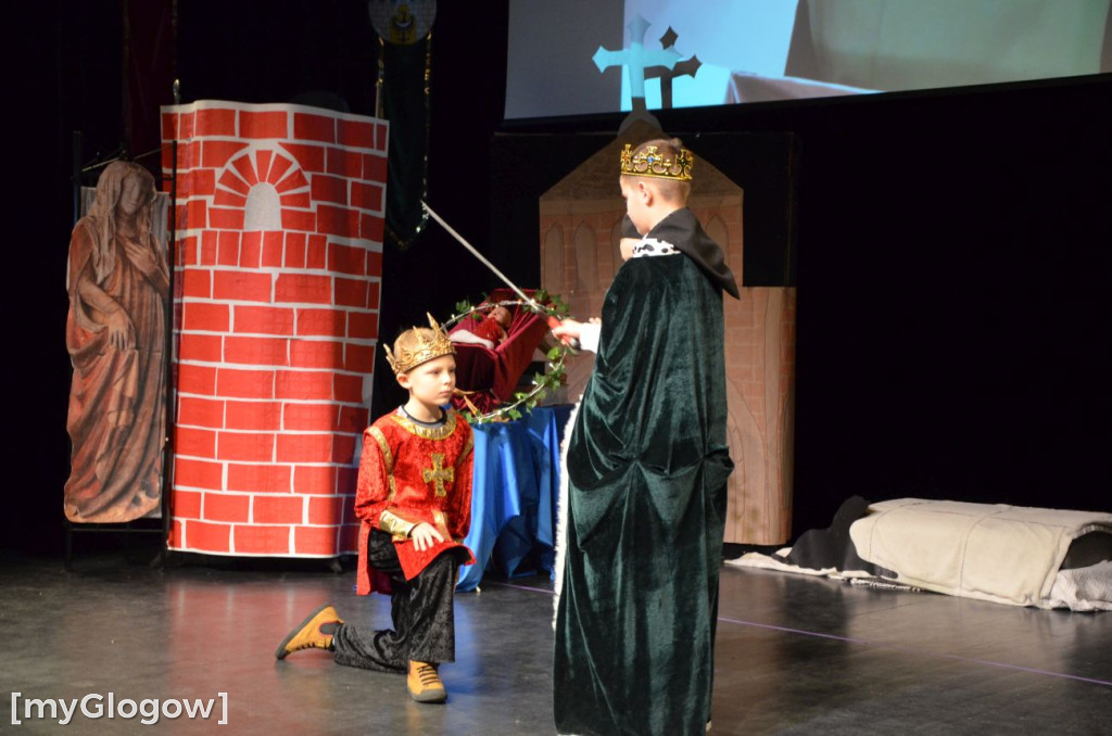 Uczniowie szkoły w Jaczowie na scenie