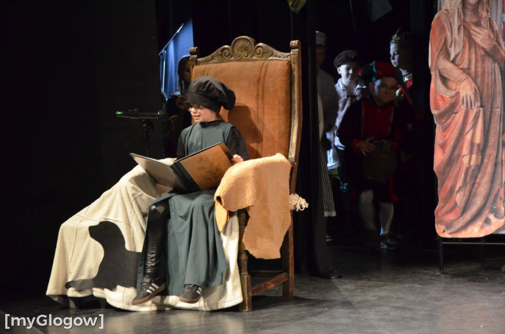 Uczniowie szkoły w Jaczowie na scenie