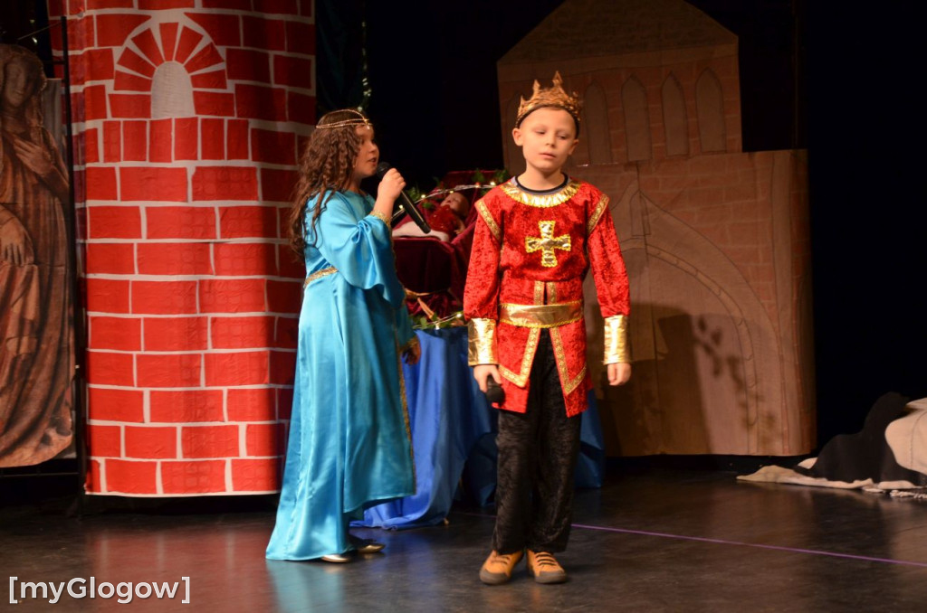 Uczniowie szkoły w Jaczowie na scenie