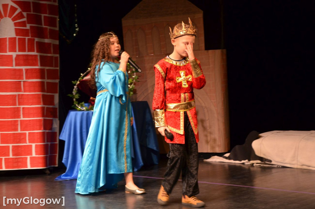 Uczniowie szkoły w Jaczowie na scenie