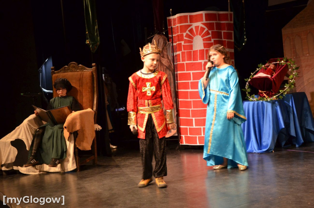 Uczniowie szkoły w Jaczowie na scenie