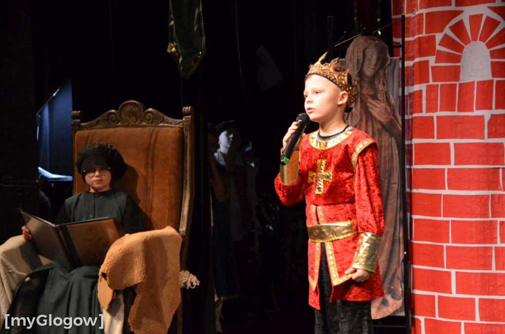 Uczniowie szkoły w Jaczowie na scenie