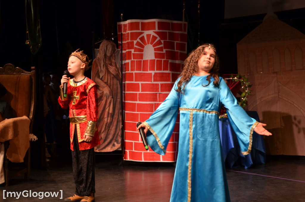 Uczniowie szkoły w Jaczowie na scenie