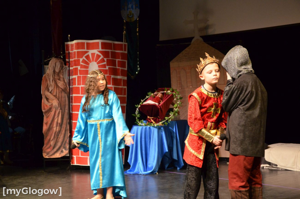 Uczniowie szkoły w Jaczowie na scenie