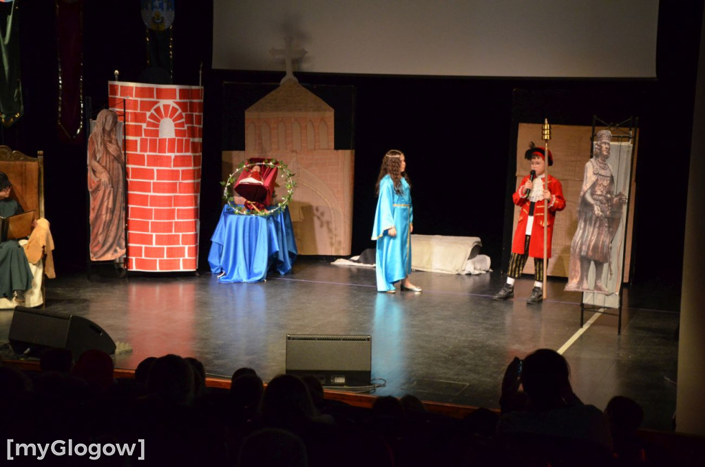 Uczniowie szkoły w Jaczowie na scenie