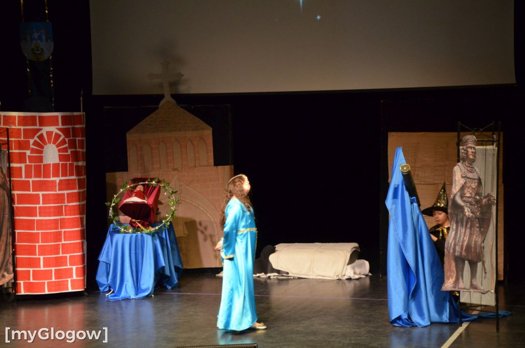 Uczniowie szkoły w Jaczowie na scenie