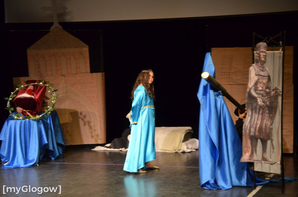 Uczniowie szkoły w Jaczowie na scenie