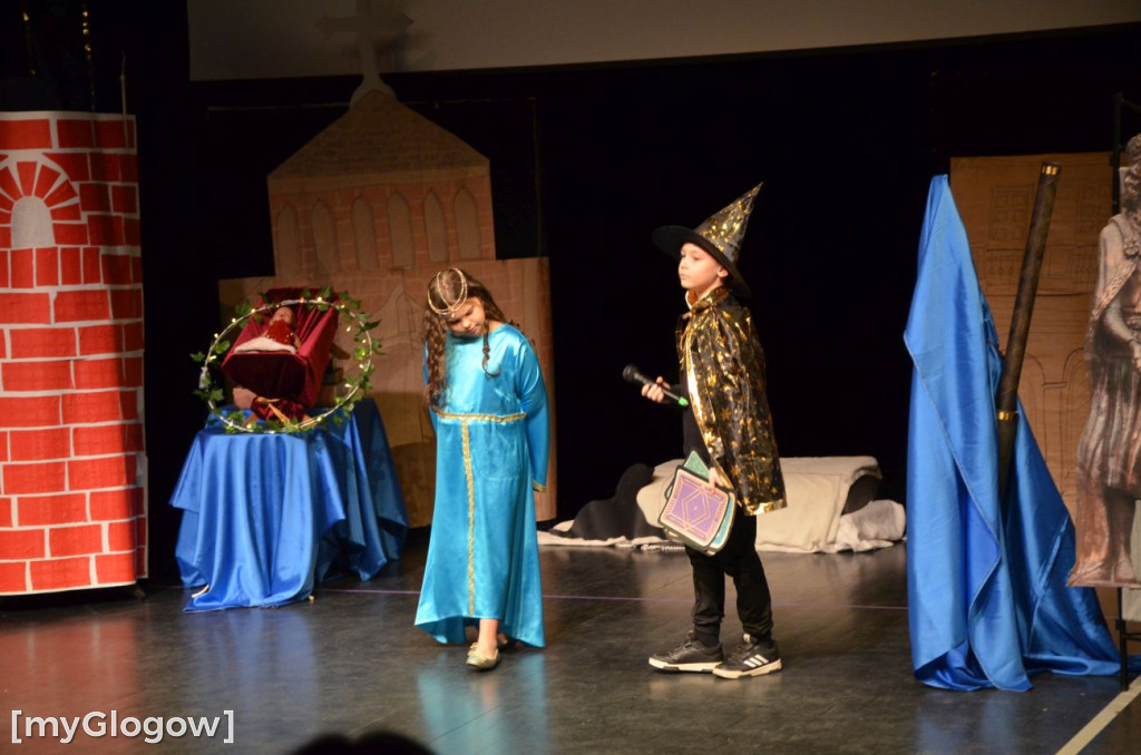 Uczniowie szkoły w Jaczowie na scenie