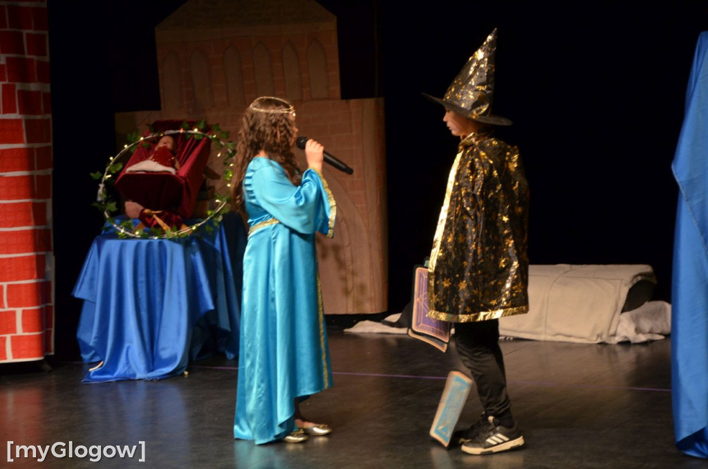 Uczniowie szkoły w Jaczowie na scenie