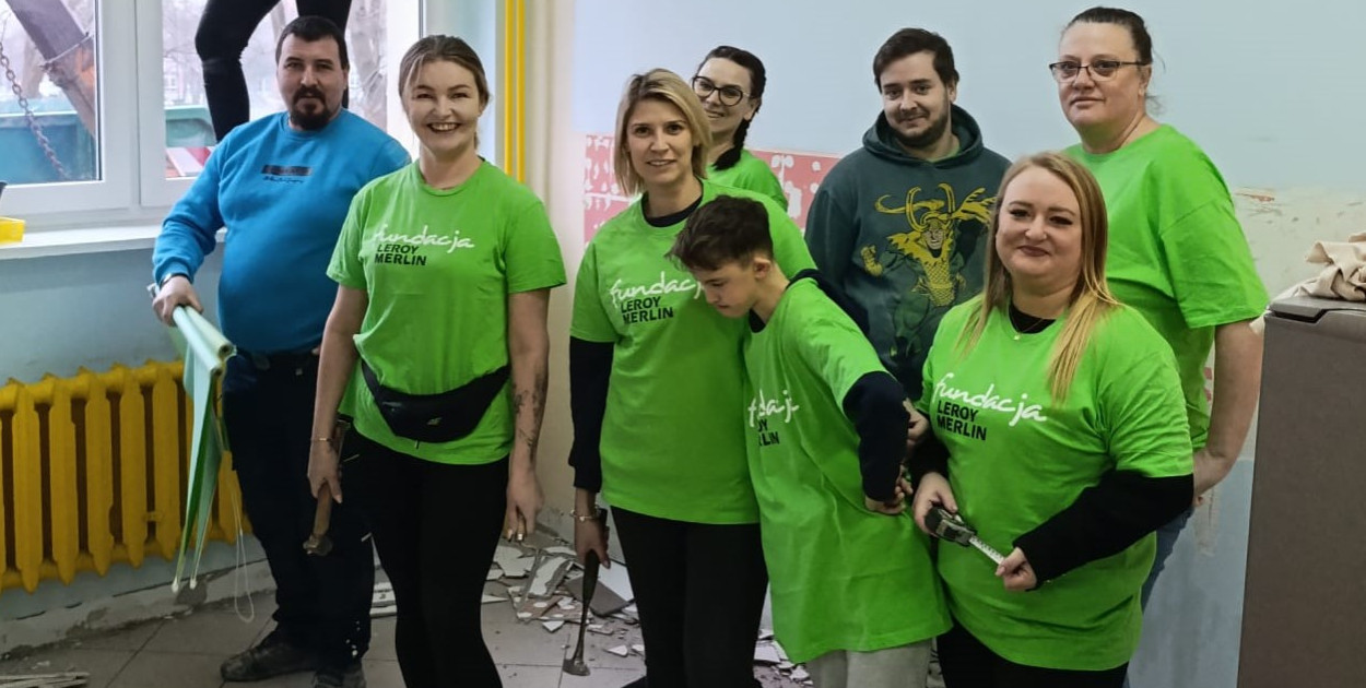 Rodzice i kibice remontują kochnię uczniom
